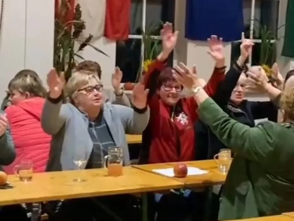 Foto: musi on fire Gäste klatschen und tanzen in einem festlich geschmückten Saal mit Österreich- und Europafahne