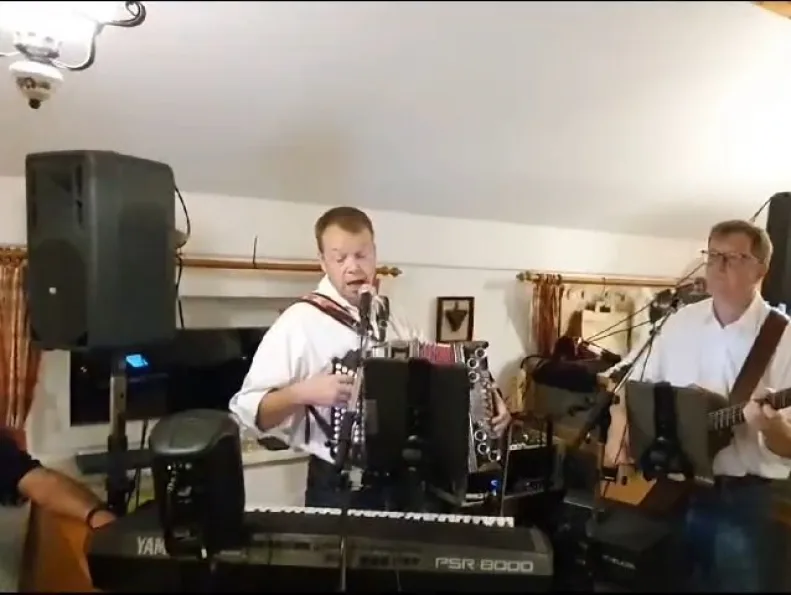Foto: musi on fire musi on fire spielt in einem Saal mit Holzdecke: Steirische Harmonika und Gitarre, daneben Lautsprecher und Keyboard
